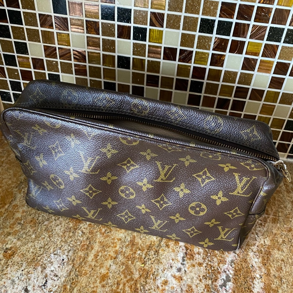 LOUIS VUITTON Monogram Trousse Toilette 28 - Picture 11 of 17